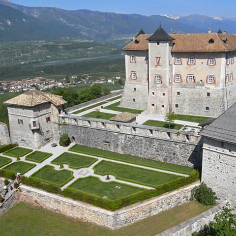 Restauro di Castel Thun (torri e fossato - XVI sec.)